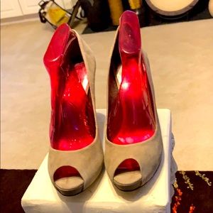 Tan Suede 3in Never worn pump. Slight Platform